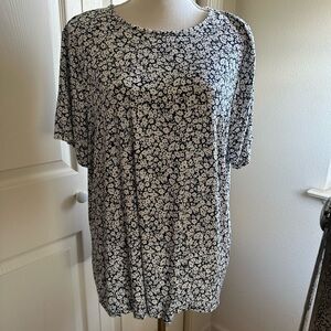 Navy and white floral top​